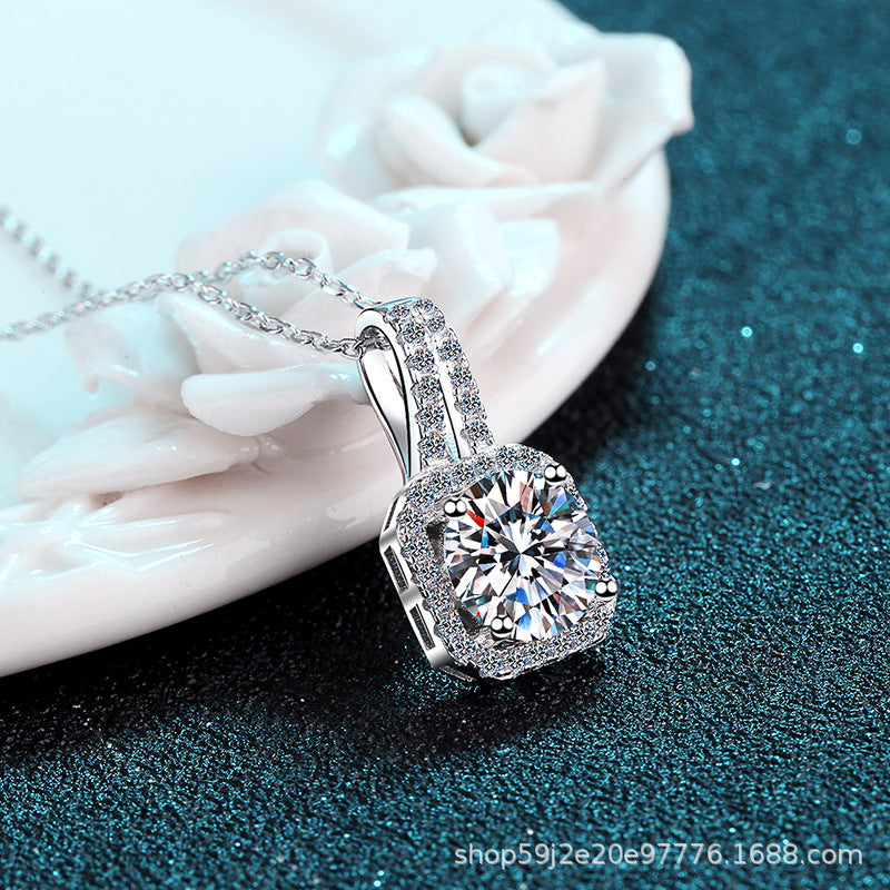 four-claw female moissanite necklace