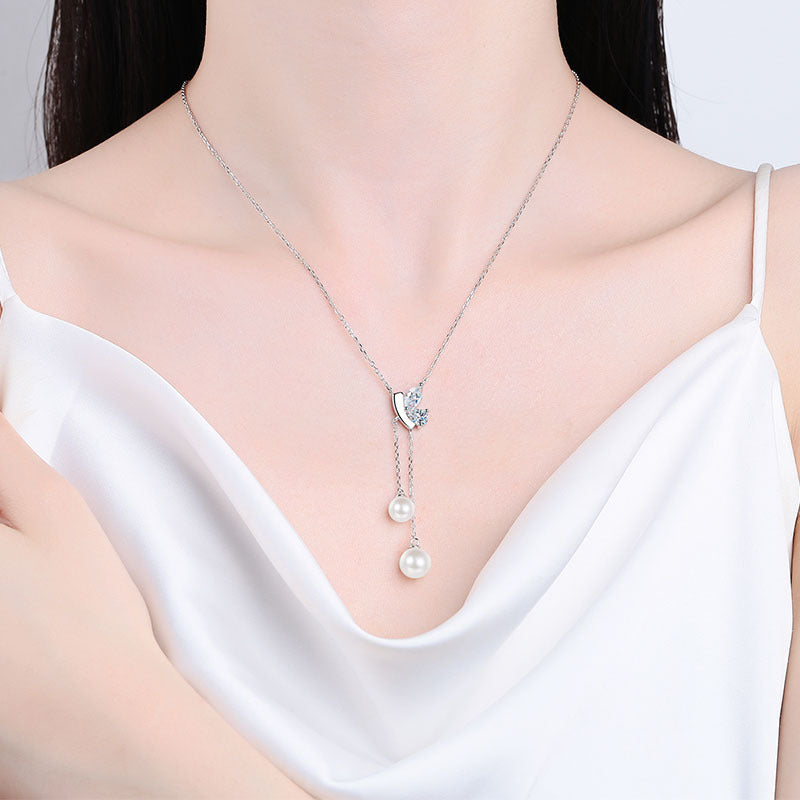 silver necklace for women inlaid with moissanite